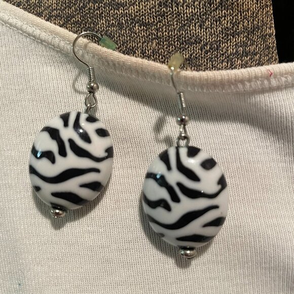 YOU & I BRAND NECKLACE, BRACELET AND EARRING SET, ZEBRA DESIGN BLACK AND WHITE. - Picture 3 of 13